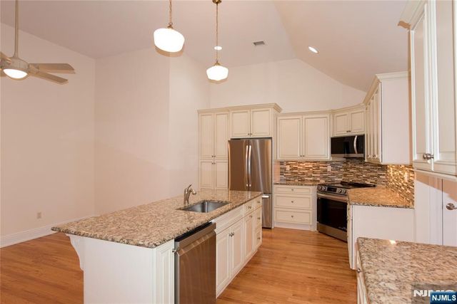 673 Glendale Road Upstairs Apa, Franklin Lakes, NJ 07417