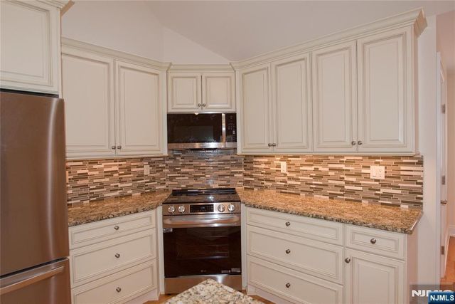 673 Glendale Road Upstairs Apa, Franklin Lakes, NJ 07417