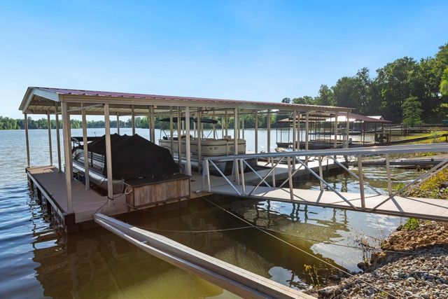 782 Driftwood Dr, Lobelville, TN 37097