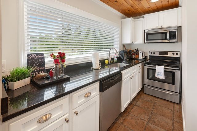 782 Driftwood Dr, Lobelville, TN 37097