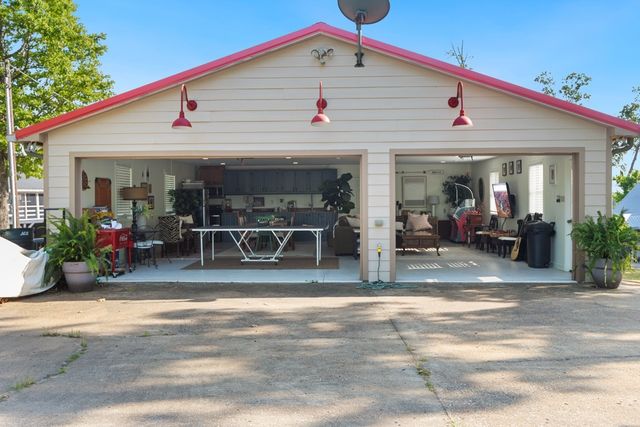 782 Driftwood Dr, Lobelville, TN 37097