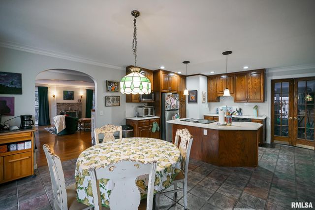 6024 N KNOXVILLE Avenue, Peoria, IL 61614