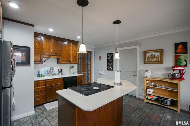 6024 N KNOXVILLE Avenue, Peoria, IL 61614