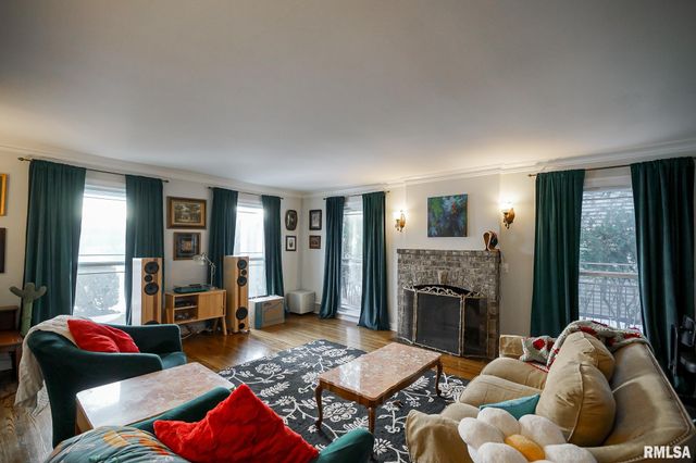 6024 N KNOXVILLE Avenue, Peoria, IL 61614