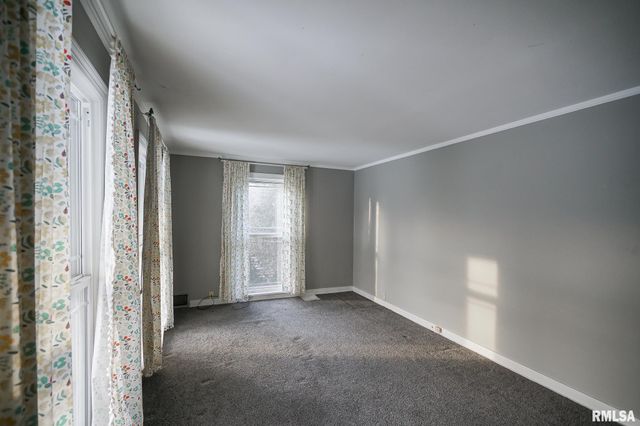 6024 N KNOXVILLE Avenue, Peoria, IL 61614