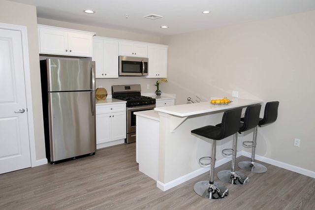 30 Temple 203, Whitman, MA 02382