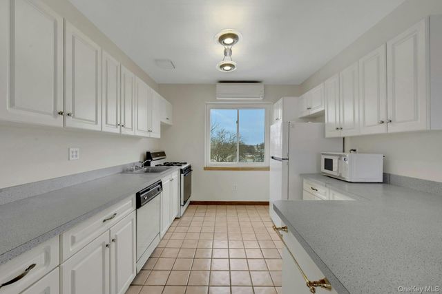 190 Fordham Street 12, Bronx, NY 10464