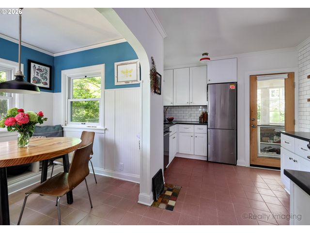 7523 Se WASHINGTON St, Portland, OR 97215