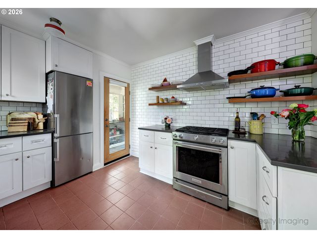 7523 Se WASHINGTON St, Portland, OR 97215