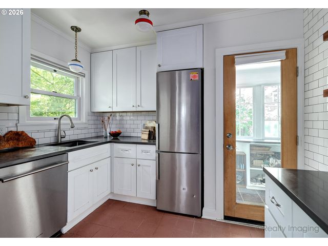 7523 Se WASHINGTON St, Portland, OR 97215