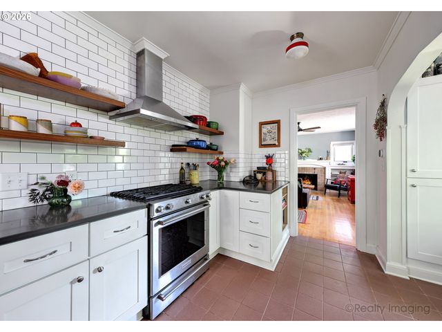 7523 Se WASHINGTON St, Portland, OR 97215