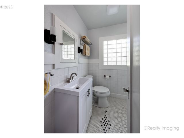 7523 Se WASHINGTON St, Portland, OR 97215