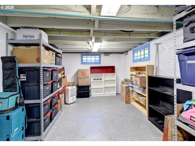 7523 Se WASHINGTON St, Portland, OR 97215