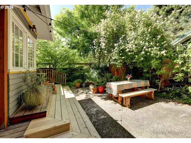 7523 Se WASHINGTON St, Portland, OR 97215