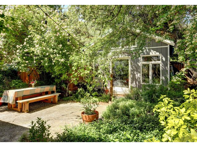 7523 Se WASHINGTON St, Portland, OR 97215
