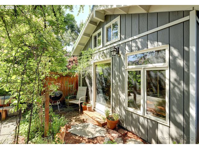 7523 Se WASHINGTON St, Portland, OR 97215