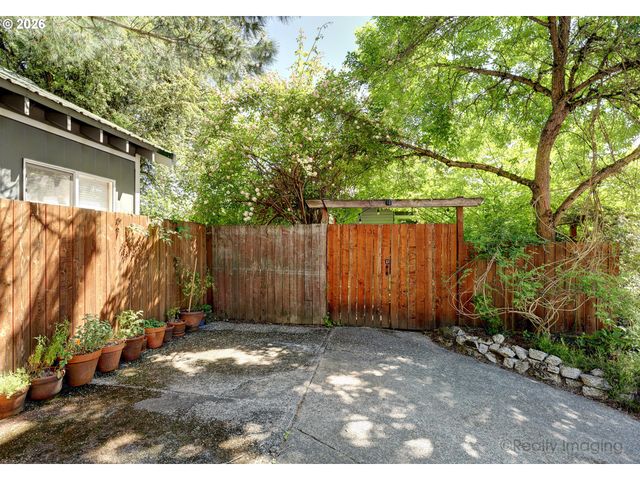 7523 Se WASHINGTON St, Portland, OR 97215