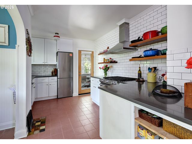 7523 Se WASHINGTON St, Portland, OR 97215