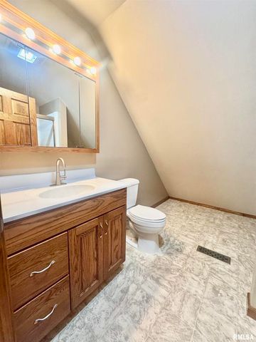 602 S 4TH Street, Dahlgren, IL 62828