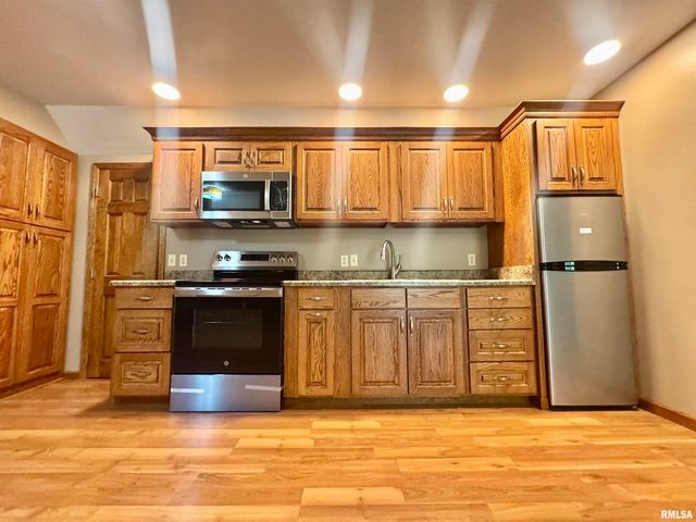 602 S 4TH Street, Dahlgren, IL 62828