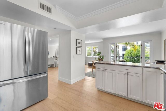 11842 Darlington Avenue 201, Los Angeles, CA 90049