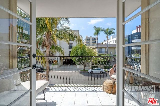 11842 Darlington Avenue 201, Los Angeles, CA 90049