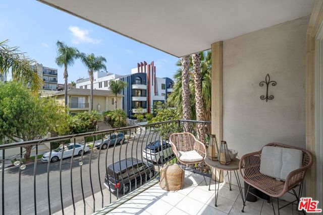 11842 Darlington Avenue 201, Los Angeles, CA 90049