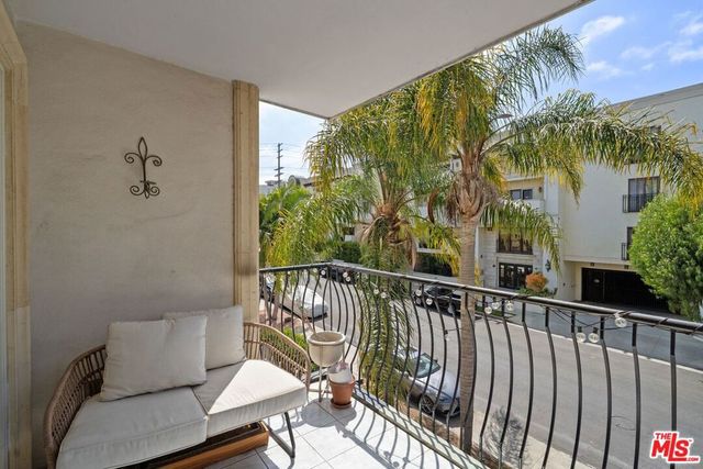 11842 Darlington Avenue 201, Los Angeles, CA 90049