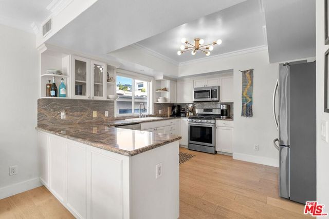11842 Darlington Avenue 201, Los Angeles, CA 90049