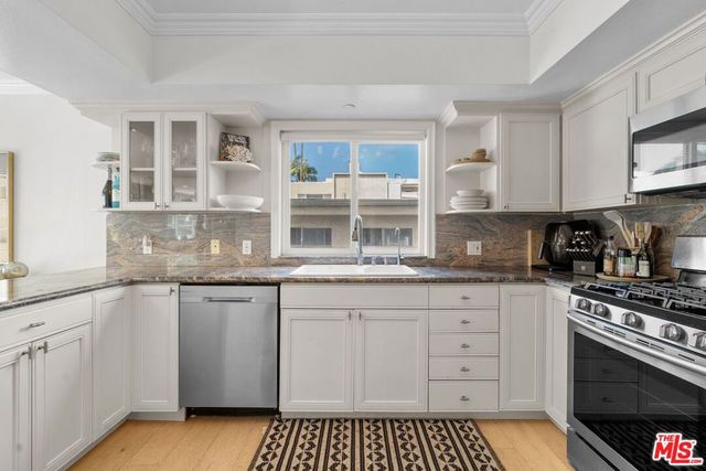 11842 Darlington Avenue 201, Los Angeles, CA 90049