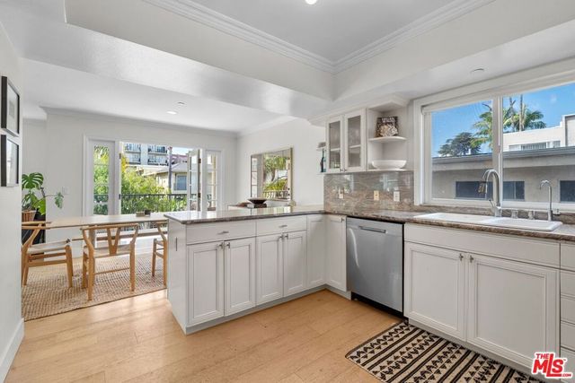 11842 Darlington Avenue 201, Los Angeles, CA 90049