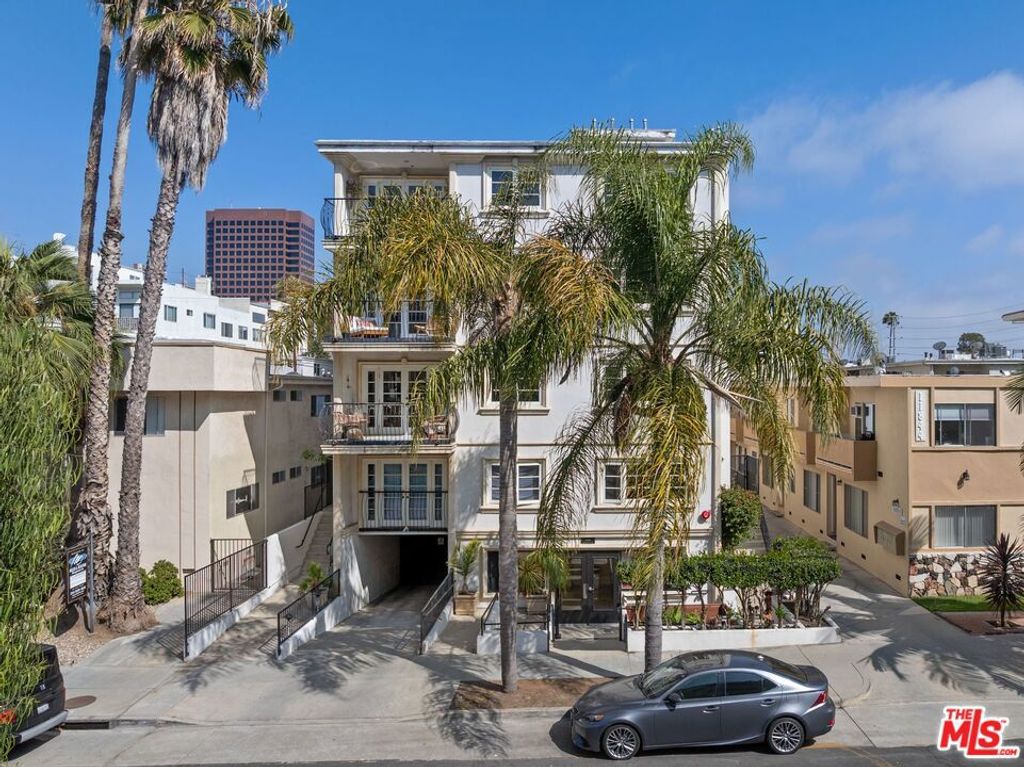 11842 Darlington Avenue 201, Los Angeles, CA 90049