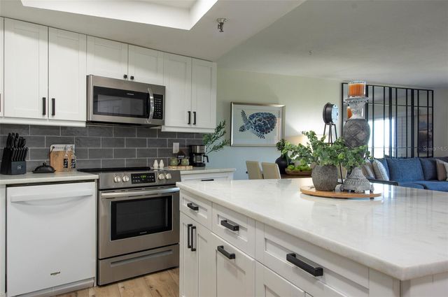 7430 SUNSHINE SKYWAY LANE S 405, St Petersburg, FL 33711