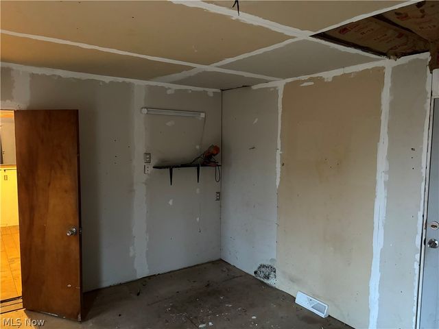 42082 Duquesne Street W, Columbiana, OH 44408