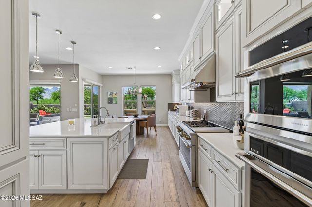 425 W Red Ribbon Lane, Oro Valley, AZ 85755