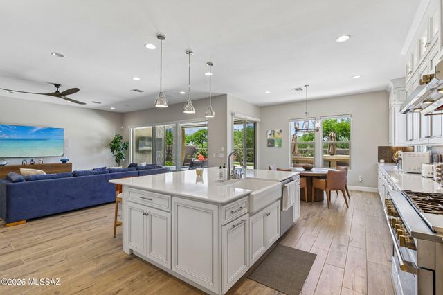425 W Red Ribbon Lane, Oro Valley, AZ 85755