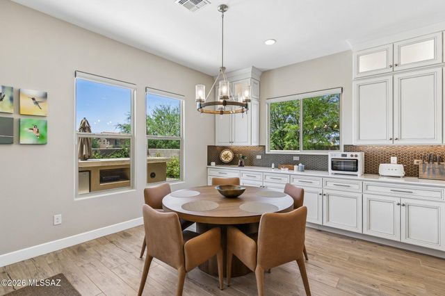425 W Red Ribbon Lane, Oro Valley, AZ 85755