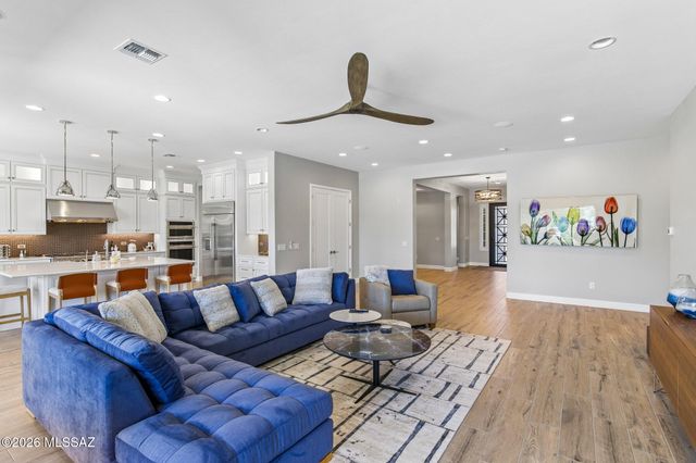 425 W Red Ribbon Lane, Oro Valley, AZ 85755