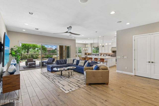 425 W Red Ribbon Lane, Oro Valley, AZ 85755
