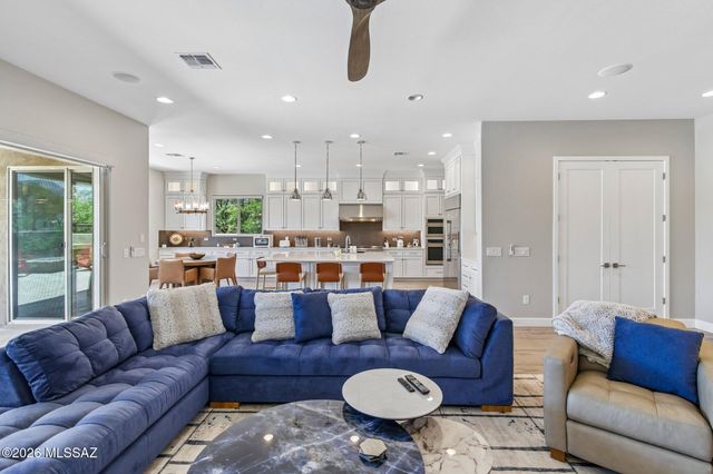 425 W Red Ribbon Lane, Oro Valley, AZ 85755