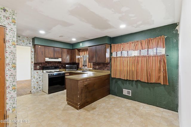 9 Lynn Drive, Toms River, NJ 08753