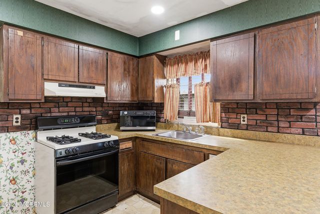 9 Lynn Drive, Toms River, NJ 08753