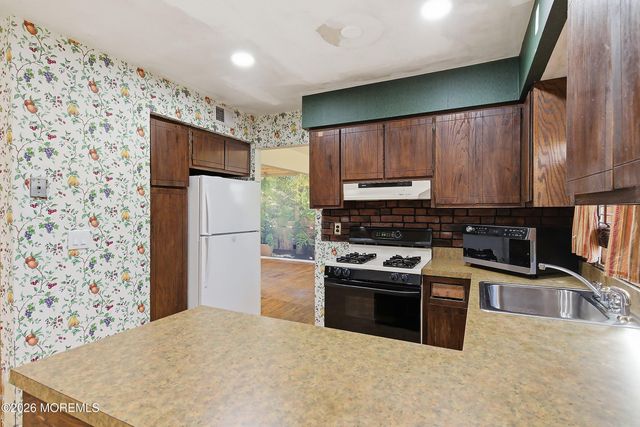 9 Lynn Drive, Toms River, NJ 08753