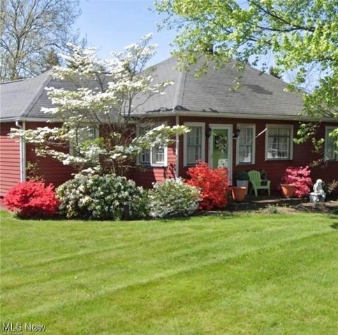 215 Lake Avenue NE, Hartville, OH 44632