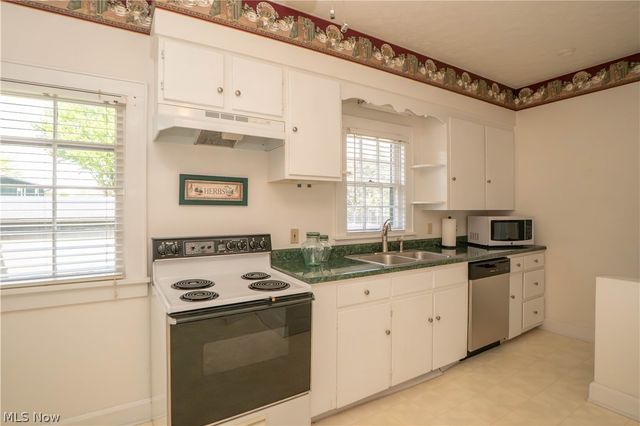215 Lake Avenue NE, Hartville, OH 44632