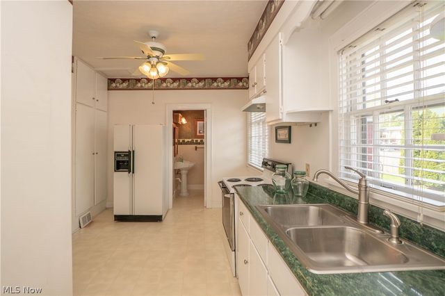 215 Lake Avenue NE, Hartville, OH 44632
