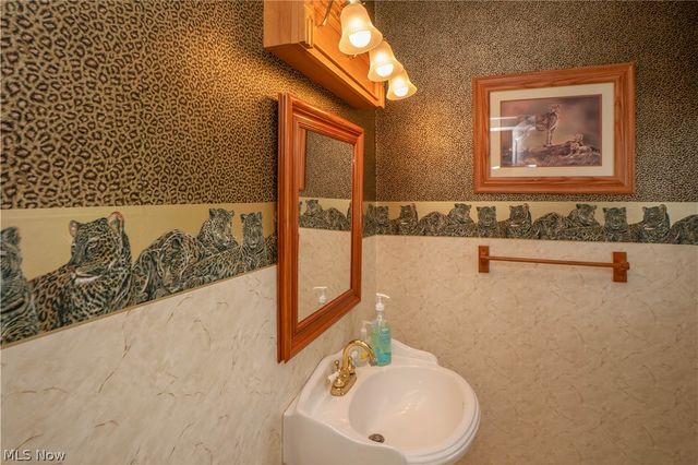 215 Lake Avenue NE, Hartville, OH 44632