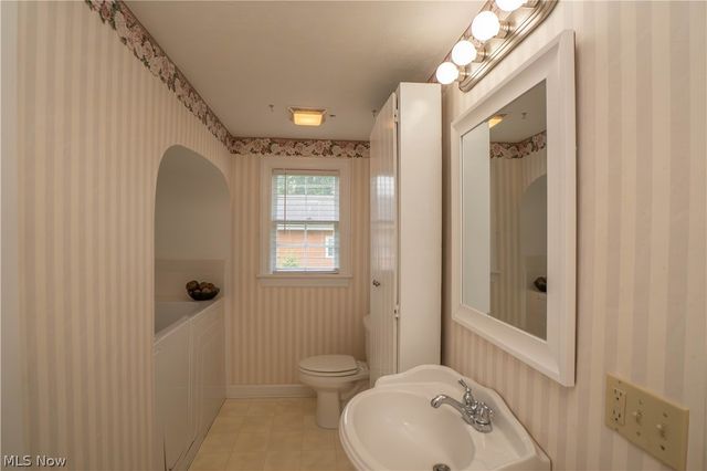 215 Lake Avenue NE, Hartville, OH 44632