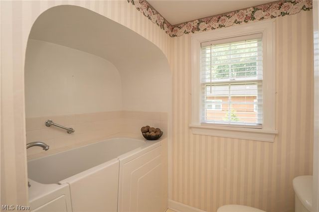 215 Lake Avenue NE, Hartville, OH 44632