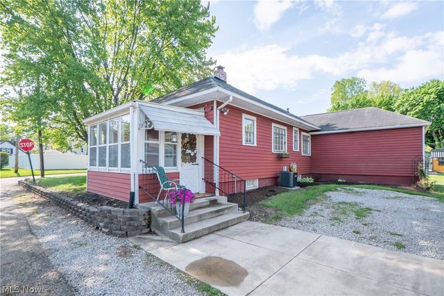 215 Lake Avenue NE, Hartville, OH 44632